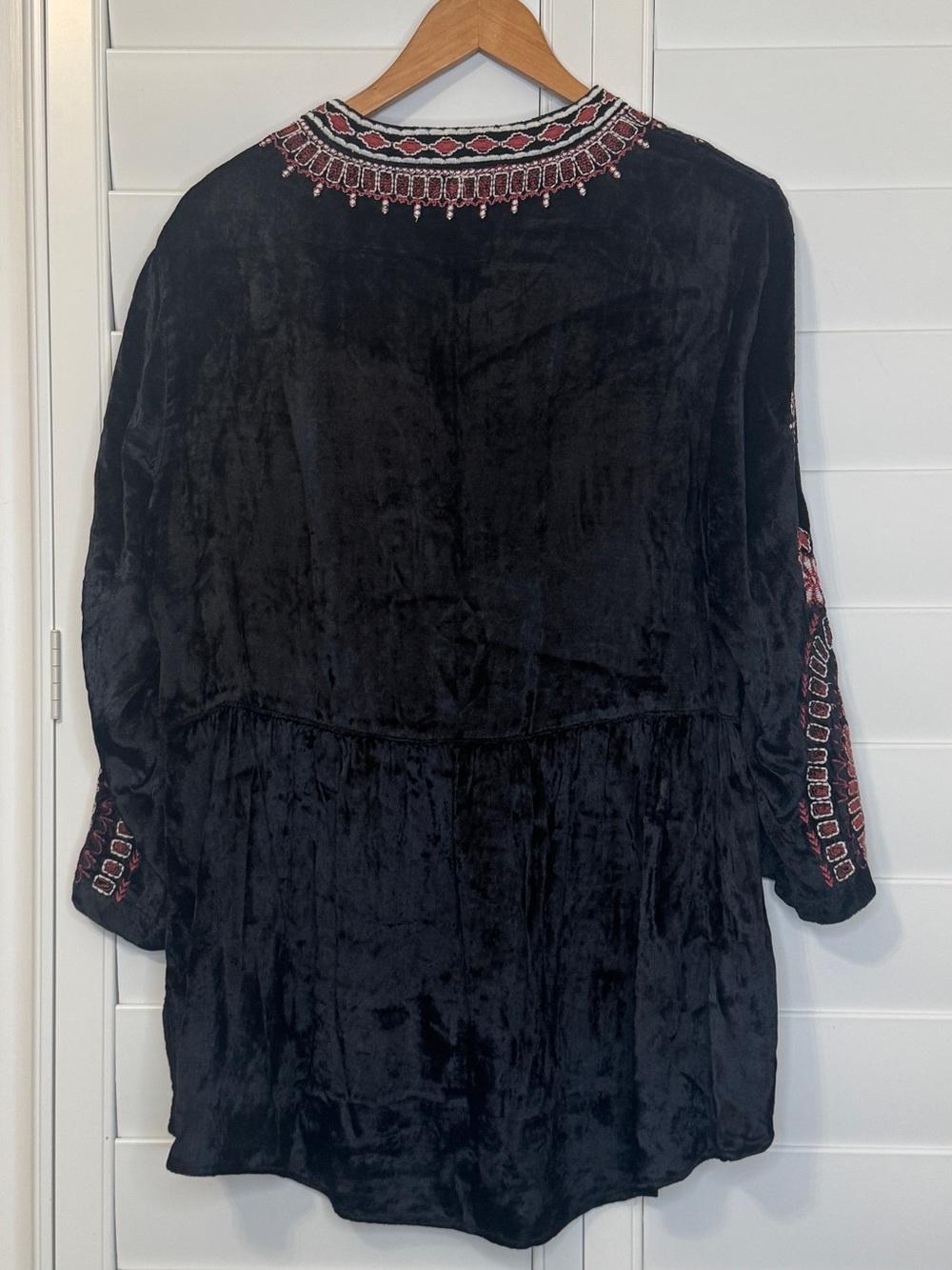 JOHN & MARK Embroidered BlackFloral Velvet Tunic Blouse Sz Large - Picture 2 of 4